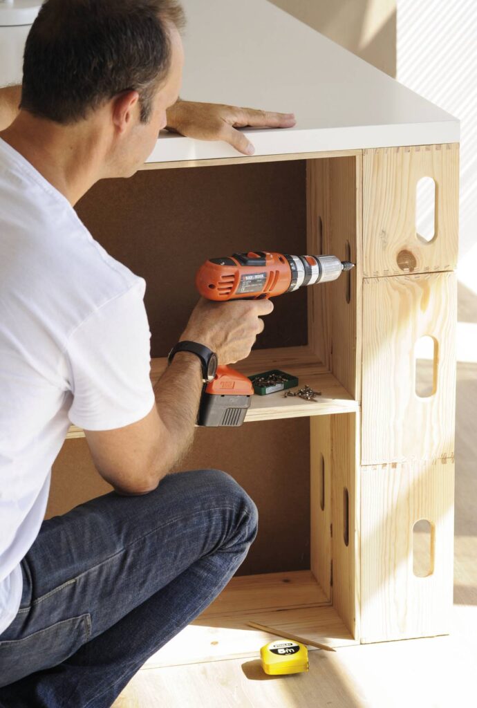 hombre-montando-mueble-442817-279e0fe7_f437f759_1200x1780